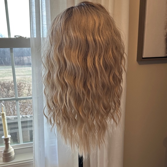 Chelsey Smith Crowns London Blonde Free Part Petite - Picture 3 of 5